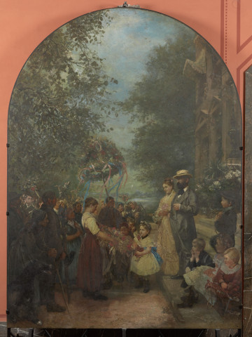 scena rodzajowa - ujęcie z przodu; Na pierwszym planie po prawej silnie oświetlonej stronie kompozycji - Albert Borsig i jego żona, stojący na schodach pałacu, obok siedzące dzieci. Po lewej stronie kompozycji, ocienionej wysokim drzewem - grupa wieśniaków z postacią młodej dziewczyny wręczającej małej dziewczynce wieniec. W tle pośrodku mężczyzna, trzymający na długim kiju koronę z kłosów i wstążek oraz liczne mniejsze postacie. Po prawej stronie kompozycji, za parą dziedziców - ukazany w silnym perspektywicznym skrócie fragment fasady pałacu o klasycystycznym charakterze, dalej bujne drzewa. W prześwicie w środkowej części kompozycji odległa perspektywa alei i jasne niebo.