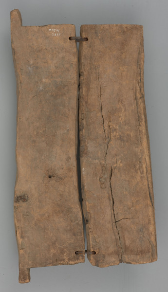 drewniane drzwiczki do spichlerza - Ujęcie z tyłu. Dwuczęściowe drewniane drzwiczki do spichlerza.