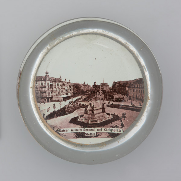 szklany przycisk do papierów w kształcie koła - Ujęcie z góry na całość obiektu. Szklany przycisk do papierów w kształcie koła.