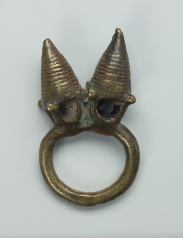 biżuteria, pierścionek - Ujęcie z przodu. Pierścionek wykonany z brązu ozdobiony dwoma grawerowanymi stożkami.