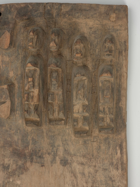 drewniane drzwiczki do spichlerza - Ujęcie z przodu, zbliżenie na prawą część. Dwuczęściowe drewniane drzwiczki do spichlerza. Całość udekorowana płaskorzeźbami.