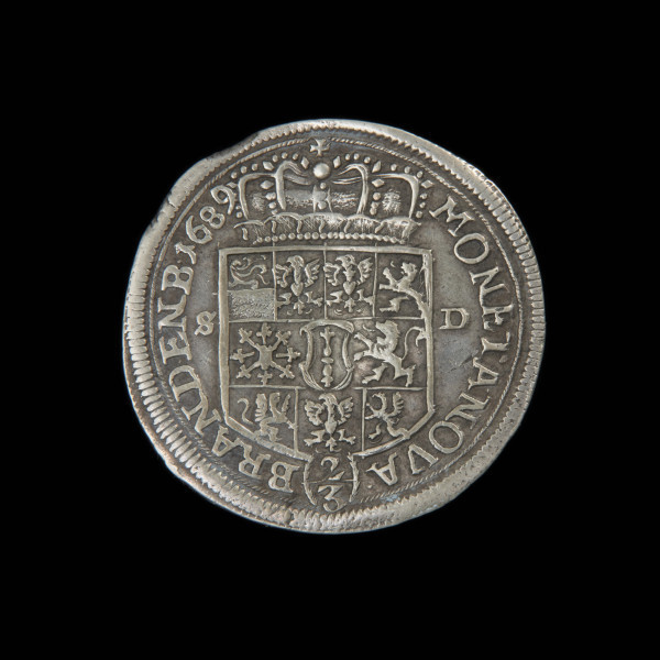 gulden; 2/3 talara; - Ujęcie rewersu. Na rewersie dziesieciopolowa tarcza herbowa Brandenburgii nakryta kapeluszem elektorskim, poniżej nominał 2/3 otoczony liśćmi laurowymi. Po bokach tarczy inicjały S-D. W otoku napis.