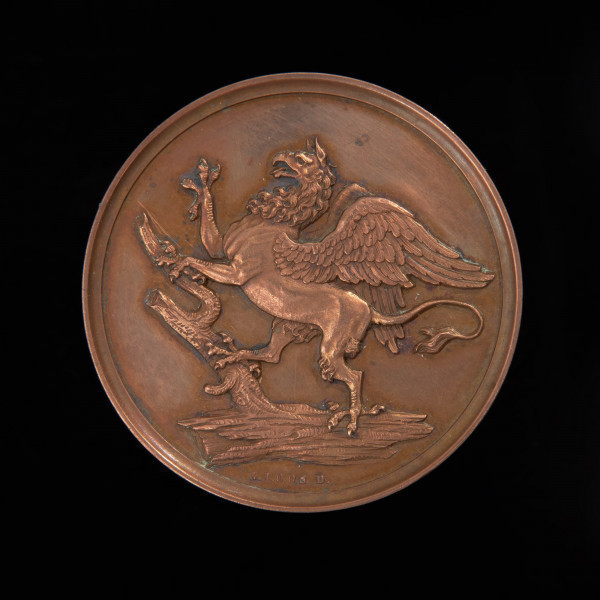 medal nagrodowy; nagroda honorowa - Ujęcie rewersu. Na rewersie wspięty gryf na powalonym pniu skierowany w lewo. Niżej sygnatura.