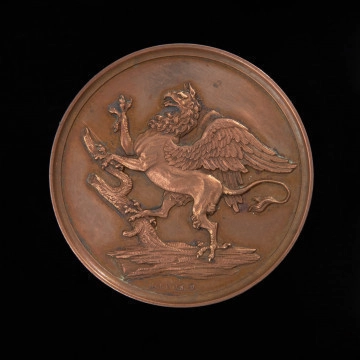 medal nagrodowy; nagroda honorowa - Ujęcie rewersu. Na rewersie wspięty gryf na powalonym pniu skierowany w lewo. Niżej sygnatura.