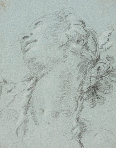 rysunek; głowa kobieca - ujęcie z przodu; Rysunek w układzie pionowym na karcie niebieskiego, prostokątnego papieru weneckiego. Szkic głowy młodej kobiety zwróconej w prawo. Twarz pełna z wydatnym podbródkiem i szerokimi ustami, nad którymi widać czubek nosa. Zarys oczu zaznaczony łukiem. Jasne włosy sczesane do tyłu, spięte i przybrane piórami, tworzą wałek pukli wokół twarzy. Lewe ramię wygląda na nagie, a prawe okrywa cienka szata. Rysunek wykonany krótkimi, równoległymi kreskami, plastycznie modelującymi formę i określającymi cienie za głową modelki. Jest to szkic przygotowawczy do personifikacji Geometrii, namalowanej na supraporcie, znajdującej się na prawo od głównej partii fresku Uczta Antoniusza i Kleopatry w salonie Palazzo Labia w Wenecji.