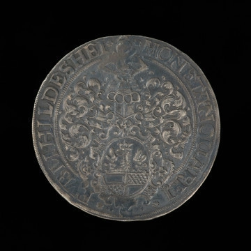 MNS/N/1687 talar Rzeszy - Ujęcie rewersu. Na rewersie monety pod hełmem z klejnotem i długimi labrami owalna tarcza herbowa, napis w otoku.