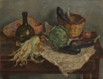 martwa natura - ujęcie z przodu; Na wysokim prostokątnym blacie stołu, z lekko uchyloną szufladą, płachta papieru, którego róg zwisa poza krawędź blatu; od lewej na przedzie kolba kukurydzy z liśćmi, za nią pękata butelka, za butelką otwarte owalne pudełko z opartą o stół przykrywką, na której nalepka; obok kukurydzy dwie cebule; pośrodku duży karczoch, za nim, po prawej, mały pleciony koszyczek, przy koszyczku cebula, przed karczochem i koszyczkiem dwa bakłażany. Neutralna płaszczyzna tła. Koloryt: ciemny, przygaszony - blatu, przełamana biel papieru, chłodna i jasna zieleń, ciemny ton oliwkowy, fioletowy granat warzyw i butelki, koszyk żółtawy, tło szare z przetarciami.
