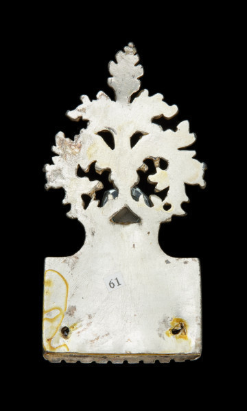 Okucie końca pasa z lisciem akantu - Ujęcie z tyłu. Okucie końca pasa z liściem akantu. Powierzchnia chropowata.