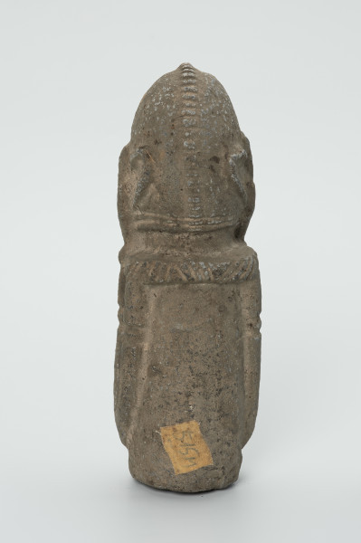 kamienna figura - Ujęcie z tyłu. Kamienna, rzeźbiona figura mężczyzny.