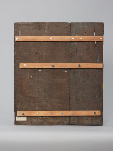 sztuka sakralna, kwatera ołtarza, płaskorzeźba - Ujęcie z tyłu; Płaskorzeźba przedstawiająca Cierniem Koronowanie. Żołnierze oprawcy otaczają skazanego na śmierć Chrystusa i kijami wciskają koronę cierniową na Jego głowę. Kwatera lewego skrzydła późnogotyckiego ołtarza pasyjnego z Wkryujścia (Ueckermünde).