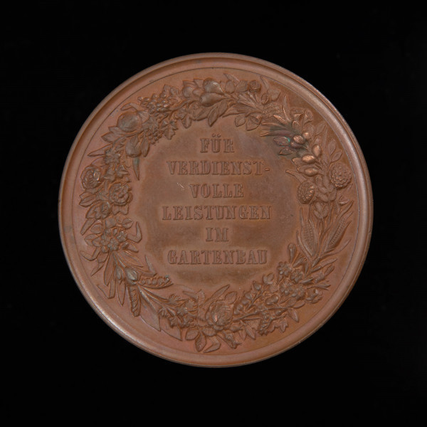 medal nagrodowy - Ujęcie rewersu. Na awersie napis w 6 wierszach. W otoku wieniec z kwiatów i owoców.