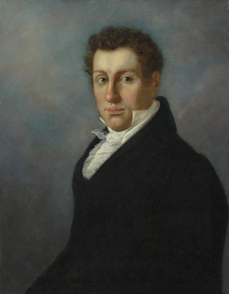 portret męski - ujęcie z przodu; Obraz w tonacji rozbitych, szarych błękitów z dużą plamą czerni w dolnej połowie, przy prawej krawędzi, przedstawia półpostać młodego mężczyzny zwróconego bokiem do widza, z twarzą w 3/4. Ubrany jest w czarny surdut i białą koszulę z białą chustą pod szyją. Twarz mężczyzny pociągła, o dość grubych rysach, bez zarostu. Włosy ciemne, kręcone, krótko obcięte. Twarz malowana gładko, z zielonymi cieniami i różowymi, błyszczącymi policzkami, uszami i nosem. Oczy okrągłe, szeroko rozwarte.