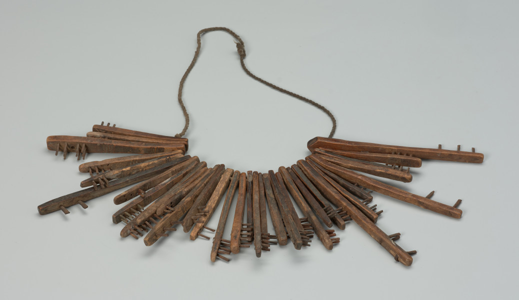 drewniany rekwizyt taneczny - Ujęcie rekwizytu z przodu. Drewniana, rzeźbiony rekwizyt taneczny.