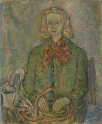 portret kobiecy - ujęcie z przodu; Postać siedzącej na krześle młodej dziewczyny. Zwrócona na wprost. Ręce opiera na trzymanym na kolanach koszyku. Z prawej widoczna część oparcia krzesła, z lewej naczynie. Opis postaci: mała głowa, okolona lokami do ramion. Suknia z rękawem, kokarda pod szyją. Tło neutralne. Koloryt: przewaga jasnej przełamanej bielą zieleni.