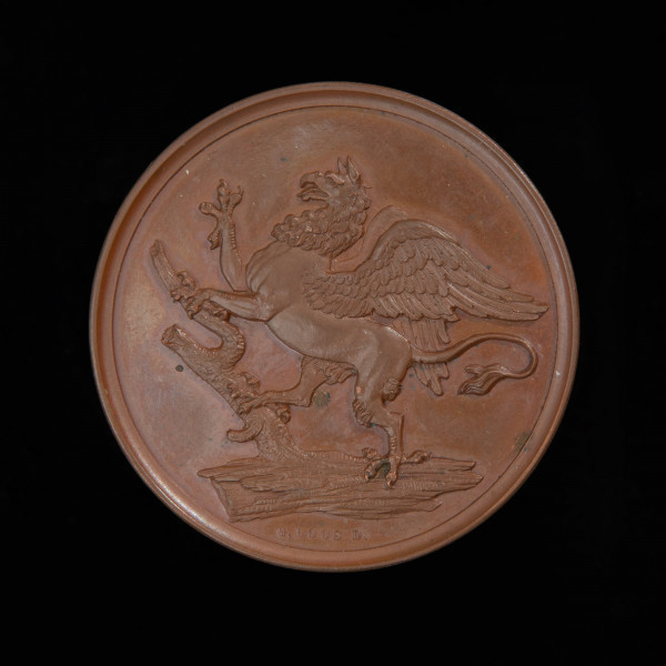 medal nagrodowy - Ujęcie rewersu. Na rewersie wspięty gryf na powalonym pniu.