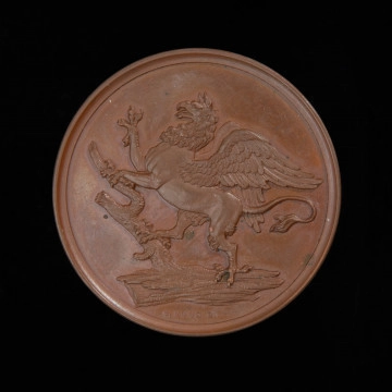medal nagrodowy - Ujęcie rewersu. Na rewersie wspięty gryf na powalonym pniu.