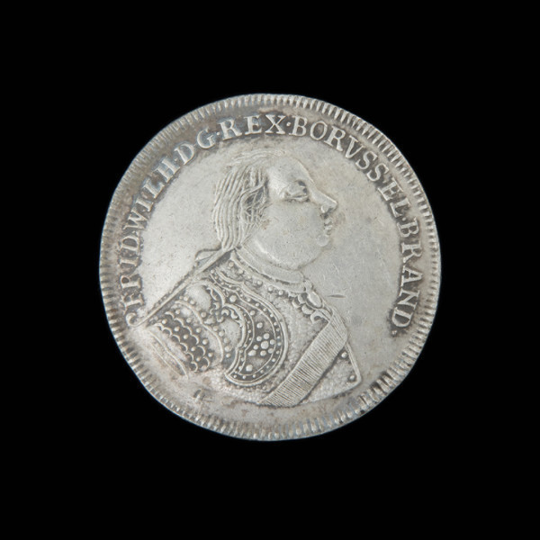 półtalar; Moneta z popiersiem Fryderyka Wilhelma na awersie i wielowierszowym napisem na rewersie - Ujęcie awersu. Na awersie popiersie króla w zbroi, na której szarfa dowódcza w prawo. Poniżej litera L, w otoku napis.