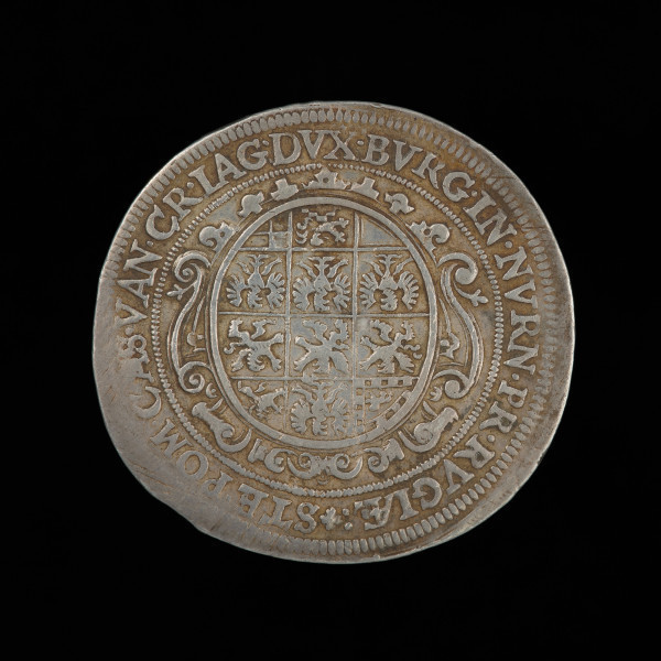 talar - Ujęcie rewersu. Moneta z napisem w otoku na rewersie.