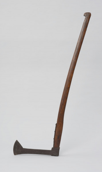 narzędzie pomocnicze przy połowach zimowych - Ujęcie prawej strony. Narzędzie do rąbania lodu o wąskim, osadzonym na długim trzonku, ostrzu.