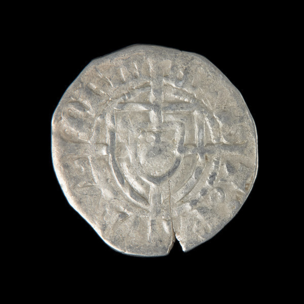 skarb monet - Ujęcie z przodu. Jeden z szelągów krzyżackich.  Skarb 656 szelągów krzyżackich i 2 guldenów niemieckich ukryty w kaflu piecowym pod koniec XV wieku.