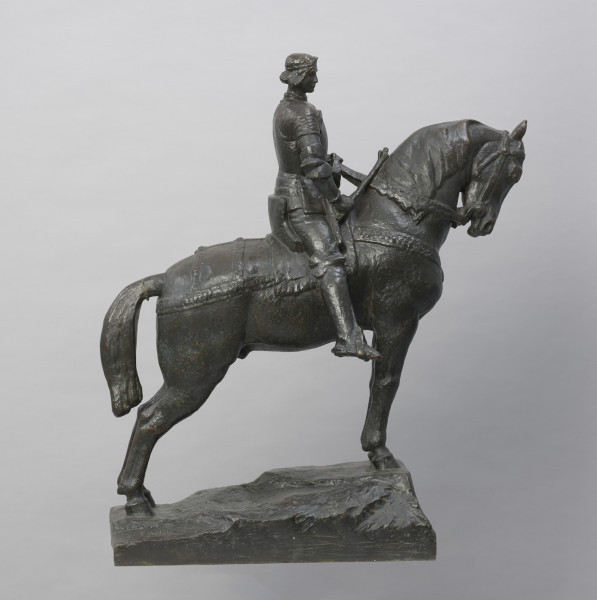 portret; scena historyczna - Ujęcie z prawej strony; Pomnik przedstawia młodego króla z berłem w dłoni stojącego w strzemionach na potężnym koniu. Postać ujęta jest hieratycznie, jej majestatyczność i wyniosłość podkreślone zostały ustawieniem konia na wzniesieniu i pochyleniem jego głowy. Miecz w ręku władcy zastąpiony został berłem, by uwiecznić wizerunek Warneńczyka jako króla- triumfatora, piewcy idei wolności ludów. Autor posłużył się efektem historyzującej archaizacji.