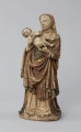 Piękna Madonna - Ujęcie z przodu skosem w lewo; Rzeźba pełnoplastyczna wykonana z dwóch bloków alabastru. Przedstawia stojącą Marię z Dzieciątkiem. Niska sylwetka Marii upozowana jest na kształt litery „S”, w lekkim kontrapoście. Postać ubrana jest w długą białą suknię i obszerny złocony płaszcz, którego fragment przerzucony przodem układa się w dwie wydatne festonowe fałdy. Gęsto udrapowane szaty modelowane są miękko. Maforium, tylko częściowo zasłaniające falujące włosy Marii, opada na ramiona. Długie, szczupłe palce uniesionych dłoni Marii podtrzymują leżące przy Jej piersi nagie Dzieciątko trzymające oburącz jabłko. Charakterystyczne łagodne rysy postaci: okrągłe głowy, płaskie szerokie twarze o pełnych policzkach, wypukłych oczach, wąskim nosie i drobnych ustach w lekkim uśmiechu, a także włosy Dzieciątka ułożone w stożkowe loczki przylegające do głowy. Tylna część figury opracowana schematycznie. Szczyt głowy Marii ścięty ku tyłowi, gładko opracowany, z centralnym otworem. Części figury łączą się za pomocą szerokiego drewnianego trzpienia.