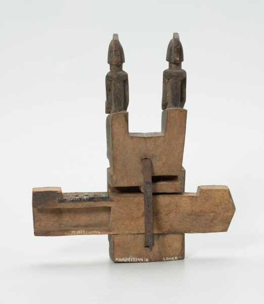 drewniany zamek do drzwi - Ujęcie z tyłu. Drewniany zamek do drzwi, z wyrzeźbionymi dwoma postaciami człowieka oraz z dekoracją w formie ornamentu.