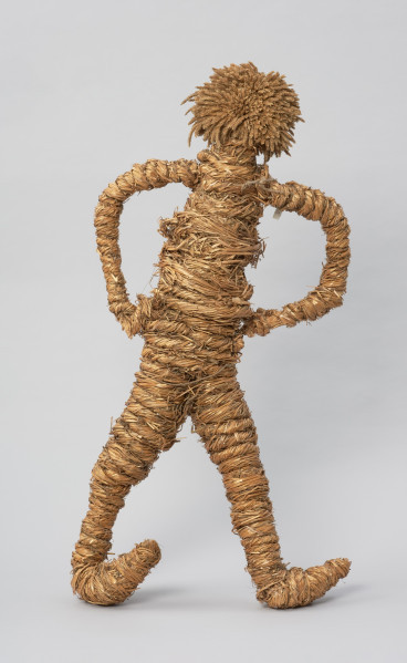 rekwizyt obrzędowy - Ujęcie z przodu. Słomiana kukła związana z obrzędami dożynkowymi.