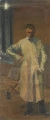 obraz - Ujęcie z przodu w innym świetle; Portret męski. Artysta namalował swój wizerunek w jasnym kitlu na ciemnym tle. Głowę ma pochyloną, prawa część twarzy pozostaje w cieniu. Wyraz twarzy jest dość posępny. Prawą ręką wspiera się w pasie, lewą ma w kieszeni fartucha. Takie ułożenie ciała sprawia wrażenie, jakby artysta miał przerwę w pracy, jakby rozmyślał nad dalszym działaniem lub istotą swej twórczości. Za nim, po lewej stronie na podłodze, usytuowany został dzbanuszek z pędzlami i małe składane krzesełko ze stojącym przy oparciu oprawnym obrazem. Przedmioty te sugerują tymczasowość warsztatu. Atmosferę obrazu współtworzy ciemna kolorystyka płótna – barwy, przede wszystkim szarości i brązy, są przygaszone.