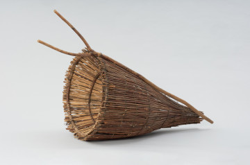 wiersza bębenkowa - Ujęcie prawej strony skosem do przodu. Narzędzie pułapkowe w formie stożkowatego kosza z umieszczonym wewnątrz tzw. sercem w kształcie lejka.