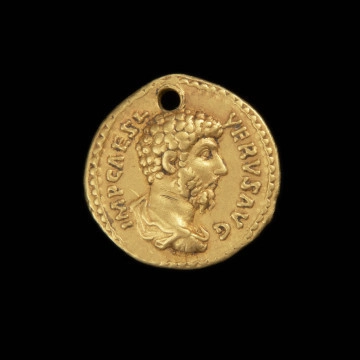 MNS/N/13249 aureus - Ujęcie awersu. Moneta z wizerunkiem cesarza na awersie i boginią Salus karmiącą węża na rewersie. Na awersie popiersie cesarza w zbroi i paludamentum w prawo. W otoku tytulatura: IMP CEAS L - VERVS AVG. Wokół obwódka z liści laurowych.