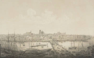 czarno-biała litografia tonowana na papierze - Ujęcie z przodu ilustracji bez arkusza; panorama miasta oglądana z brzegu rzeki, sprzed długiego mostu. Na moście liczni przechodnie i dwukonne powozy. Na pierwszym planie nabrzeże z grupkami postaci, beczkami i skrzyniami. Wzdłuż nabrzeży ciasno ustawione barki, żaglowce i łodzie, na wielu załoga przy pracy. Pojedyncze statki i łodzie płynące po rzece. Kamienice bulwaru nabrzeżnego ukazane z detalami jak szyldy, ogrodzenia, pojedyncze drzewa. Nad ich dachami zabudowa starego miasta z zamkiem i kościołami. Po lewej stronie zabudowania wojskowe, ponad nimi zabudowania nowej dzielnicy. Niebo z białymi obłokami zajmuje połowę kompozycji.