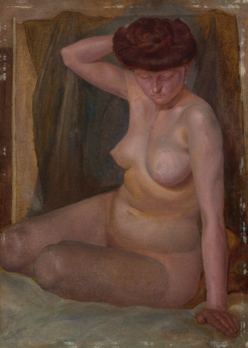 akt kobiecy - ujęcie z przodu; Kompozycja jednoplanowa. Na tle draperii siedząca kobieta. Tors zwrócony w 3/4, nogi skierowane w lewo, podkurczone, lewa ręka wyprostowana, wsparta, prawa uniesiona ku górze, dłoń skryta za głową. Głowa lekko pochylona, en face, bujne włosy spięte, oczy spuszczone.