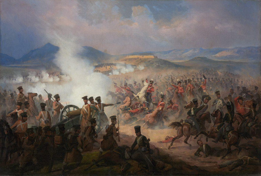 scena historyczna - ujęcie z przodu; Falisty krajobraz rozdzielony kolorem na trzy plany. Pierwszy zacieniony: po lewej armata z zespołem obsługi, za nią po lewej jeździec na koniu, po prawej jeźdźcy. Na drugim planie atakujące wojsko w pyle bitewnym. Za armatą smuga białego dymu po wybuchu unosząca się w górę. Na dalszym planie poziomy rząd białych obłoczków, po prawej wybrzeże morskie: morze niebieskie, wzburzone. Horyzont na wysokości 2/3 obrazu, na horyzoncie po lewej sinieje wzgórze. Niebieskie niebo z biało-różowymi obłokami.