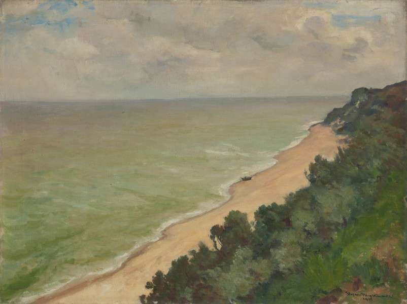 pejzaż morski - ujęcie z przodu; Widok na morze znad wysokiego brzegu. Linia plaży biegnie ukosem od lewego narożnika i zamyka się stromizną brzegu pokrywającą się prawie z linią horyzontu, na 2/3 wysokości obrazu. Obraz utrzymany w dość jasnej, chłodnej, spokojnej tonacji. Jasnozielone morze, jasny piasek plaży, nasycona zieleń roślinności nadbrzeżnej. Na niebie białawe obłoki.