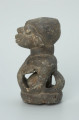 rzeźba; przedmiot obrzędowy; Figura kultu sił wegetacji - Ujęcie lewy bok. Rzeźbiona w grafitowym steatycie półpostać o cechach ciężarnej kobiety. W dużym, wydętym brzuchu z czterema otworami umieszczona jest kamienna kula.