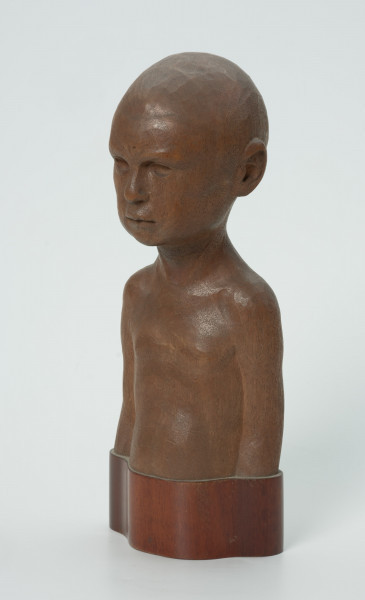 portret dziecięcy - Ujęcie z przodu. skosem w lewą stronę; Wyrzeźbione w drzewie mahoniowym popiersie dziecka, chłopczyka. Ogolona głowa, oczy blisko siebie, smutne usta. Przedstawiony jest kilkuletni syn artysty.