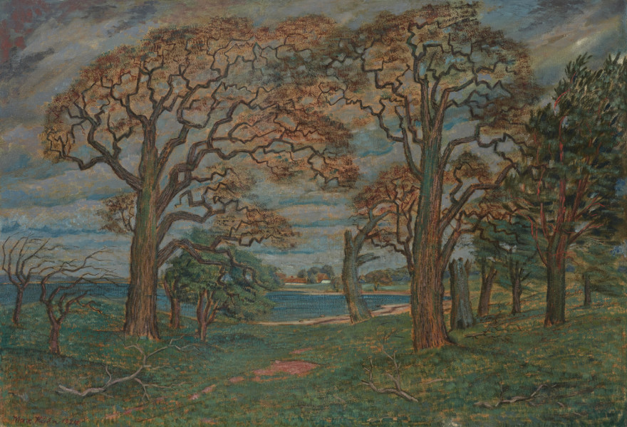 pejzaż - ujęcie z przodu; Na pierwszym planie drzewa (dęby rugijskie) w kolorystyce żółto-brunatnej. Za drzewami prześwituje niebieskie jezioro, w dali widac zabudowania wiejskie. Całość w tonacji brązowej, zielonej z akcentami błękitu.