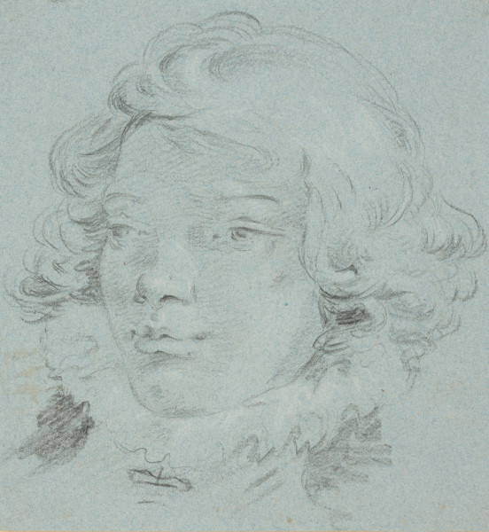 rysunek; głowa chłopięca - ujęcie z przodu; Rysunek w układzie pionowym na karcie niebieskiego papieru weneckiego o formacie kwadratu. Szkic głowy chłopca o delikatnych rysach z bujnymi blond lokami zwróconej w prawo, wykonany delikatnymi, płynnymi kreskami. Chłopiec ma twarz trójkatną, delikatnie cieniowaną o gładkim wypukłym czole, lekko wystających kościach policzkowych, cienkich brwiach, zwężonych oczach, nieco zadartym nosie i wydatnych ustach. Włosy ułożone 