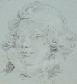 rysunek; głowa chłopięca - ujęcie z przodu; Rysunek w układzie pionowym na karcie niebieskiego papieru weneckiego o formacie kwadratu. Szkic głowy chłopca o delikatnych rysach z bujnymi blond lokami zwróconej w prawo, wykonany delikatnymi, płynnymi kreskami. Chłopiec ma twarz trójkatną, delikatnie cieniowaną o gładkim wypukłym czole, lekko wystających kościach policzkowych, cienkich brwiach, zwężonych oczach, nieco zadartym nosie i wydatnych ustach. Włosy ułożone 