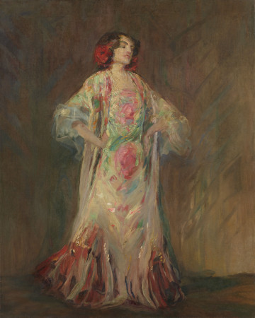 Tancerka Antonia Mercé zw. La Argentina - Ujęcie z przodu; Postać kobiety potraktowana szkicowo w jasnej długiej sukni, z rękami wspartymi na biodrach. W ciemnych włosach po obu stronach wpięte czerwone kwiaty.