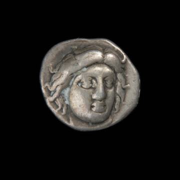 MNS/N/14963 moneta; didrachma - Ujęcie awersu. Moneta z wizerunkiem głowy Heliosa na awersie i kwiatem róży na rewersie.