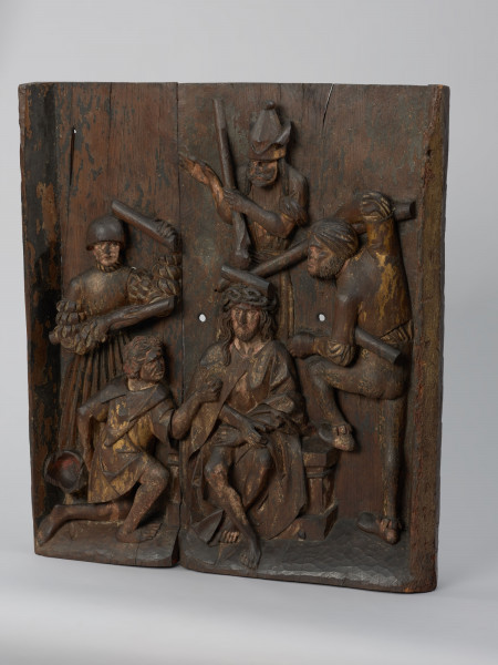 sztuka sakralna, kwatera ołtarza, płaskorzeźba - Ujęcie z przodu; Płaskorzeźba przedstawiająca Cierniem Koronowanie. Żołnierze oprawcy otaczają skazanego na śmierć Chrystusa i kijami wciskają koronę cierniową na Jego głowę. Kwatera lewego skrzydła późnogotyckiego ołtarza pasyjnego z Wkryujścia (Ueckermünde).