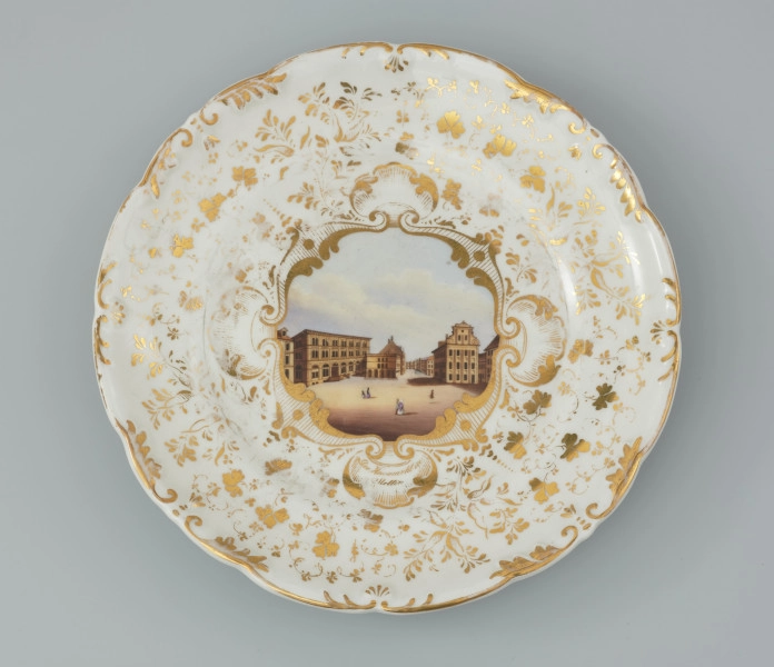 porcelanowy talerz z falistą krawędzią - Ujęcie z góry całego talerza. Porcelanowy talerz z falistą krawędzią.