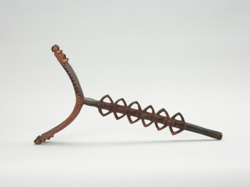 dolaba olubaru - Ujęcie w poziomie z przodu. Drewniane, rzeźbione siedzisko w kolorze ciemnego brązu.