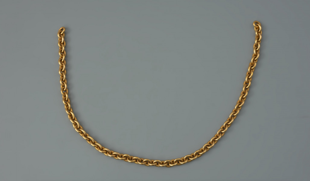 fragment łańcucha - Ujęcie z przodu. Zachowany we fragmencie łańcuch z gładkich, owalnych 77 ogniw.