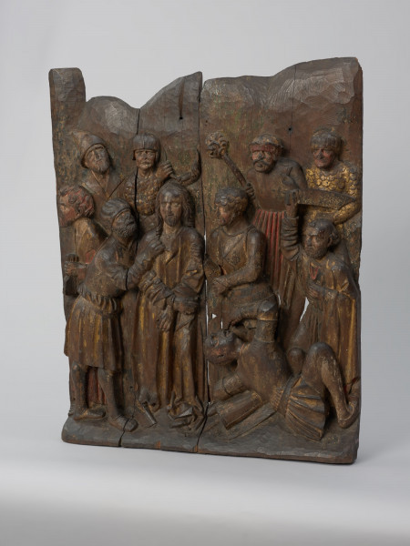 sztuka sakralna, kwatera ołtarza, płaskorzeźba - Ujęcie ze skosu z prawej strony; Płaskorzeźba przedstawiająca grupę żołnierzy aresztujących Chrystusa w ogrójcu, na tle skalistego pejzażu. Kwatera lewego skrzydła późnogotyckiego ołtarza pasyjnego z Wkryujścia (Ueckermünde).