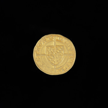 MNS/N/11007 złoty gulden - Ujęcie awersu. Moneta z tarczą herbową na krzyżu na awersie i trzema małymi tarczami herbowymi na rewersie. Na awersie tarcza palatynacko-bawarska na długim krzyżu, napis w otoku majuskułą – Ludwik Palatyn Reński, Książę Bawarii.