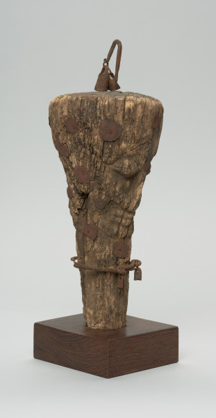 fetysz - Ujęcie z przodu, z lewej strony. Drewniana rzeźba z elementami żelaznymi.