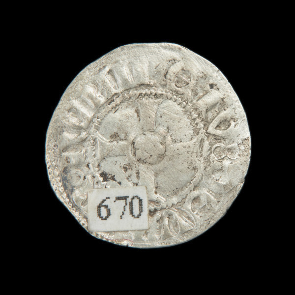 Srebrna moneta pomorska witen - Ujęcie rewersu. Cienka moneta, okrągła, o nieregularnym kształcie. w polu otoczonym perełkowym łańuszkiem krzyż z rozszerzającymi się ramionami. Na przecięciu ramion w kolistym polu pięcioramienna rozeta. Napis na brzegu.